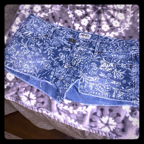 Size 9 Mudd Jean shorts - Picture 1 of 5